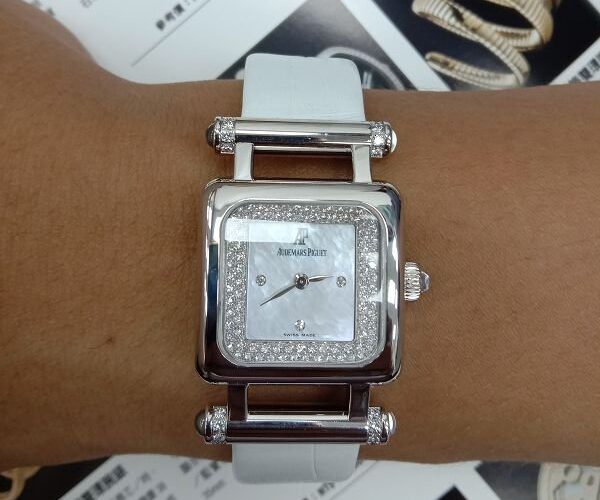 台中流當品拍賣 原裝 Audemars Piguet AP 愛彼 18K金 鑽圈 石英 女錶 附保單 喜歡價可議 ZR499